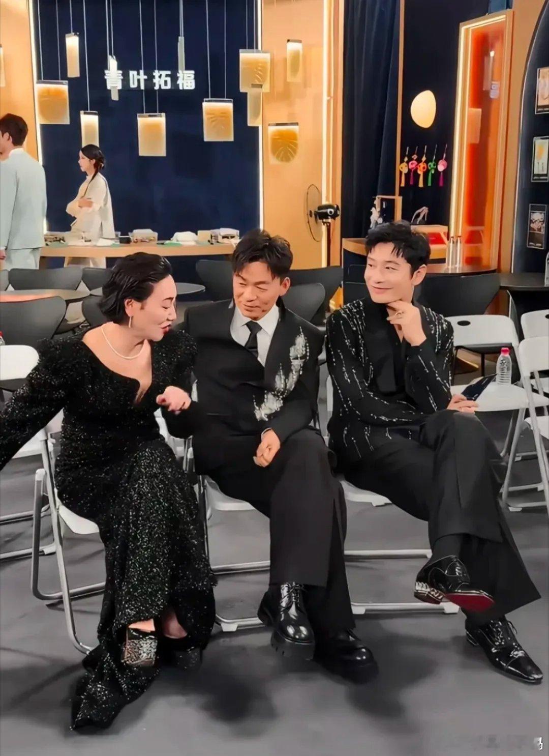 王宝强无论作为小配角还是如今的大咖导演，始终保持真诚、谦逊，甘愿放下身段学习。在