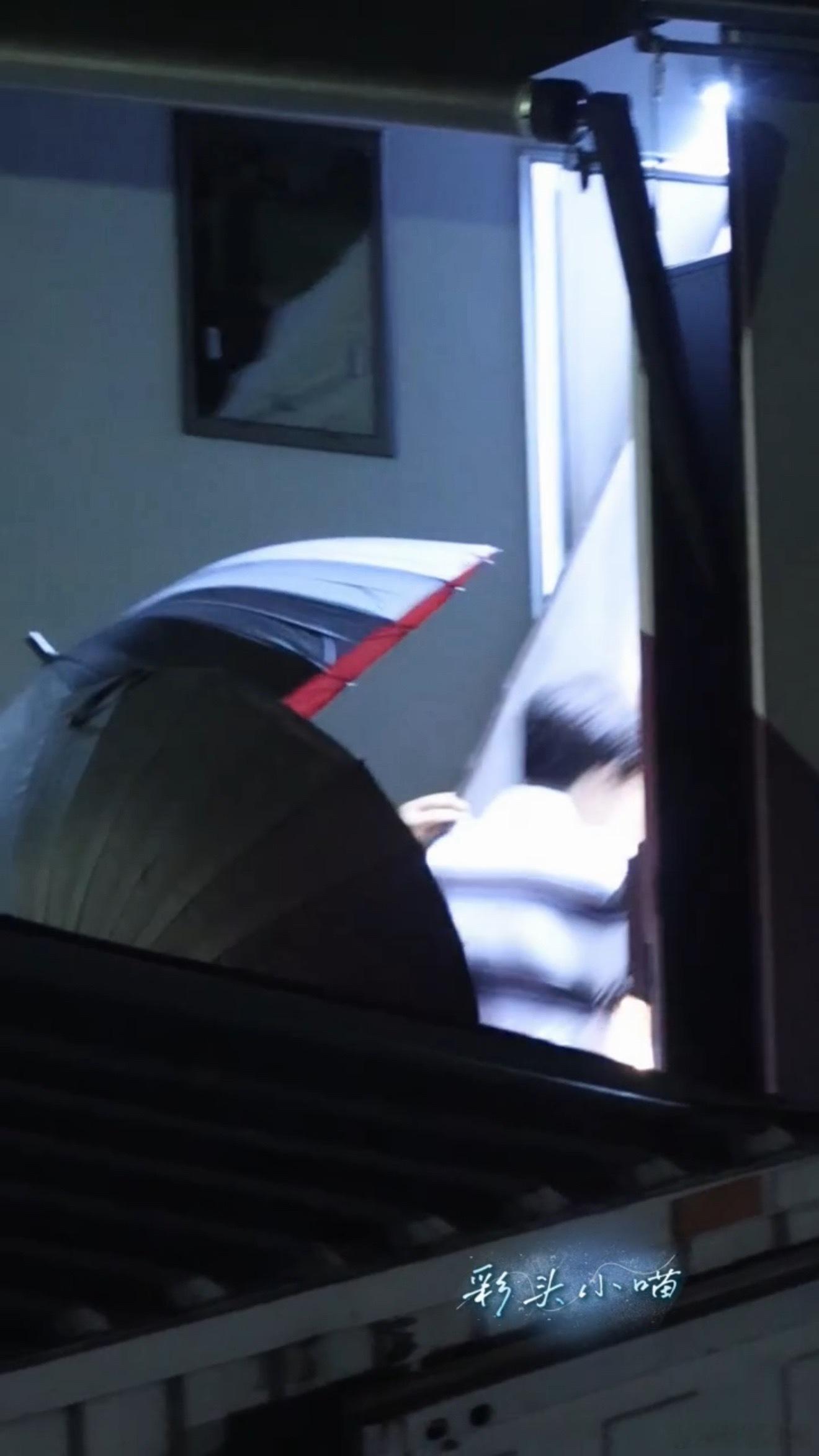 看到今天穿黑白条纹上衣和白裤子的笑兮兮都会觉得好不一样哦 ​​​