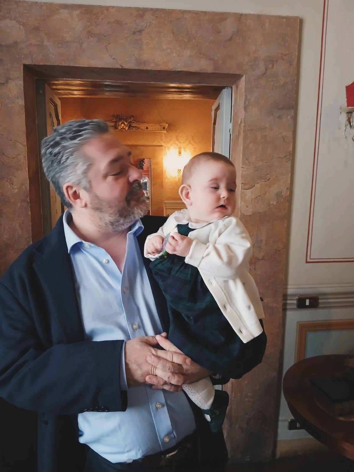 王室王室俄罗斯王室 向鸭梨道歉一位画家给丽贝卡一家画了新画像，妈呀你看看这对嘛丽