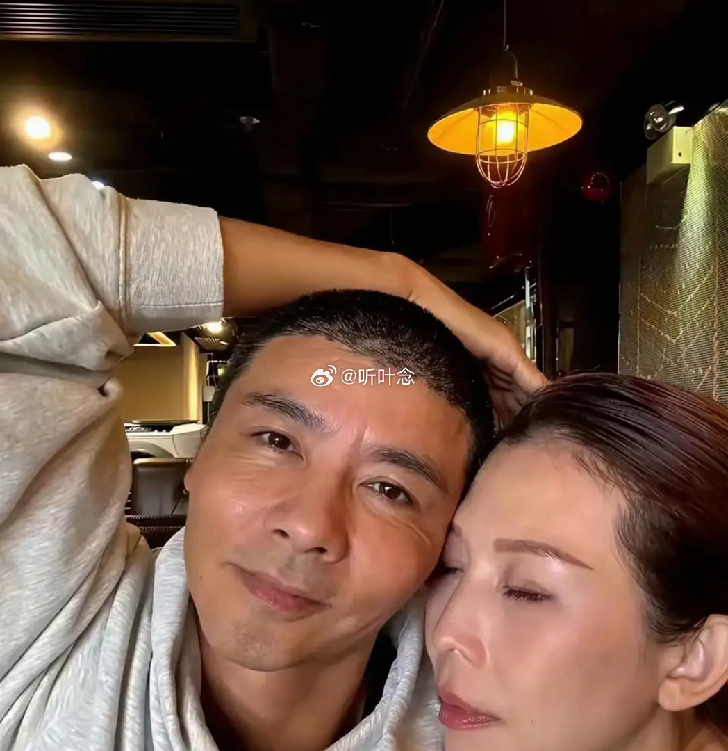 张晋和蔡少芬真敢做，无美颜无滤镜怼脸直拍，坦然面对衰老！ 