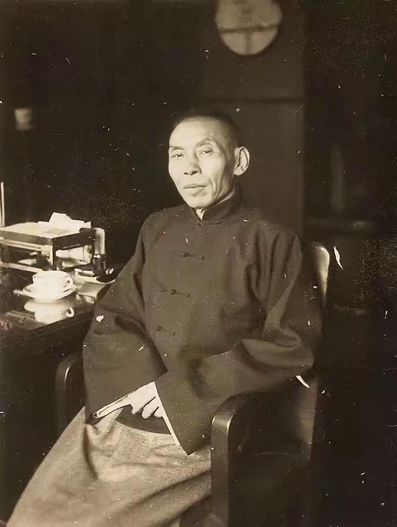 1937年，杜月笙被日本人用枪顶着脑袋，满座宾客都以为他当场要服软，他只说了一句