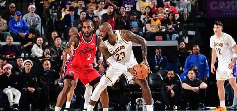 湖人输球不是天塌，是雷迪克把轮换玩成“自杀”。詹眉一伤，他直接三后卫摆烂，三分线