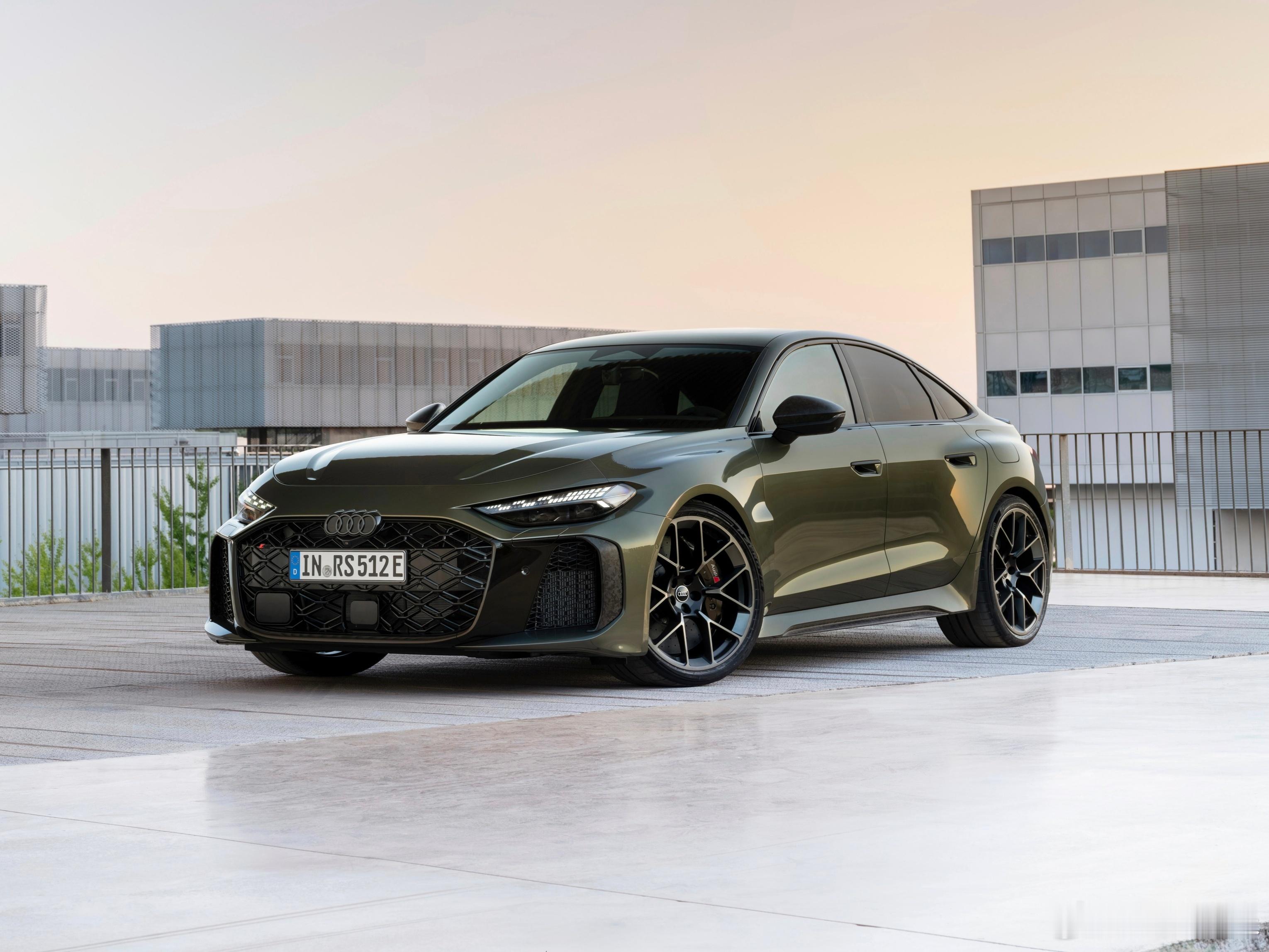 全新奥迪RS5这就来了，也是RS的首次油电双修插混动力，零百加速3.6秒，旅行版