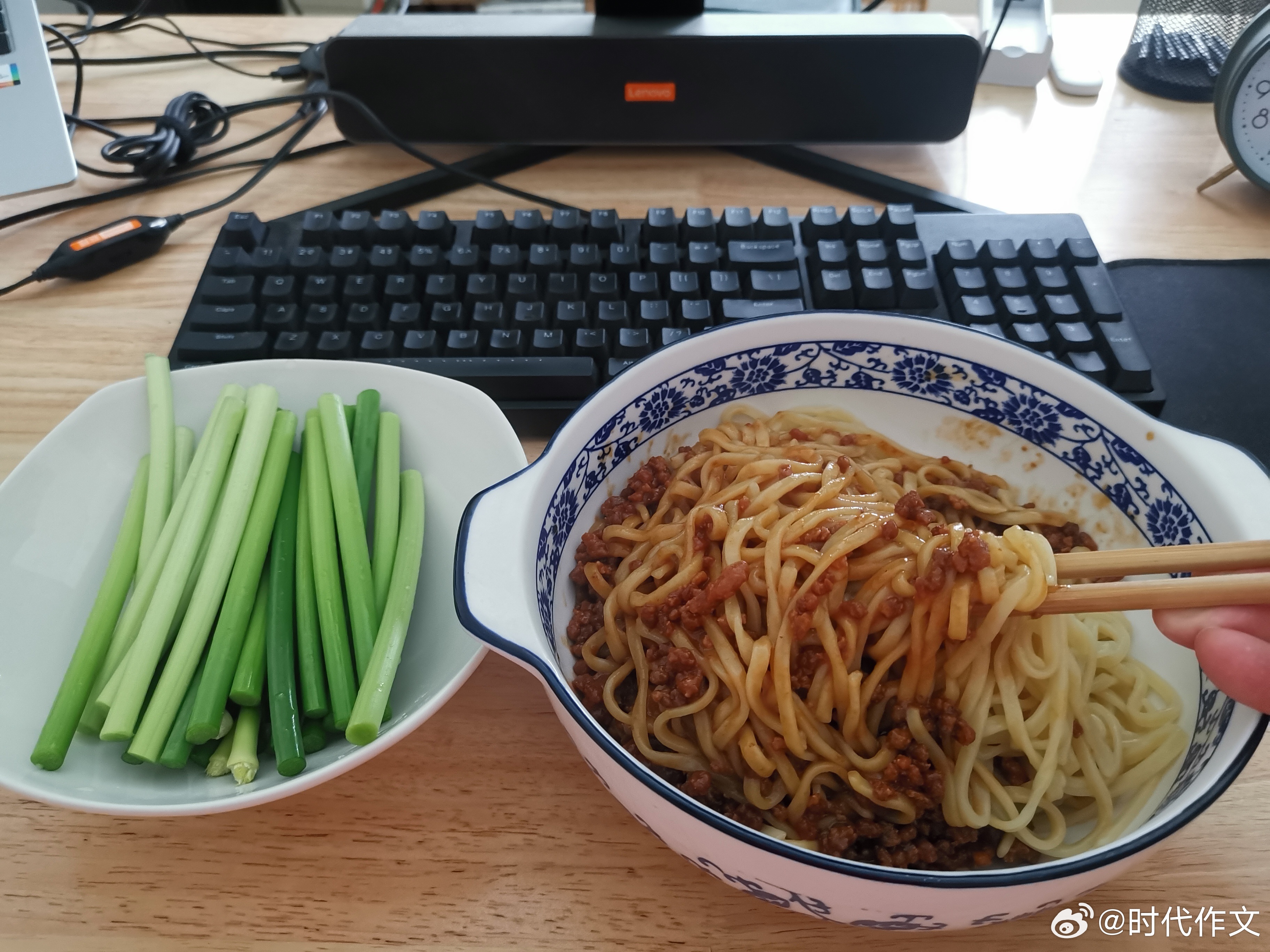 午膳。你们穷人肯定想象不出这顿饭有多香。