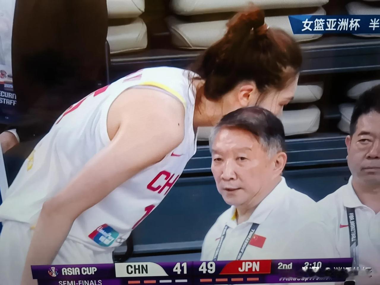 这个上半场太难了！
       51：49！中国女篮在第二节结束的时候反超了比
