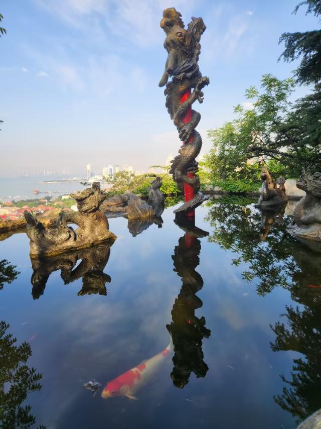 青岛信号上五龙潭你看过吗？百闻不如一见，美极了。
该景观为人工雕塑的喷泉，其命名