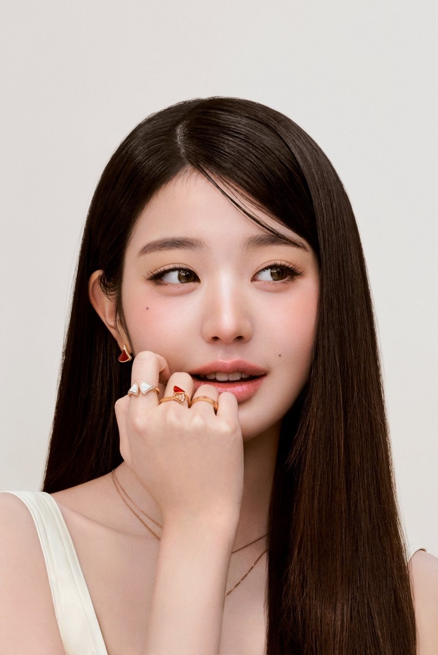 张元英 x BVLGARI韩媒杂志今日报道意大利珠宝品牌BVLGARI签下张元英