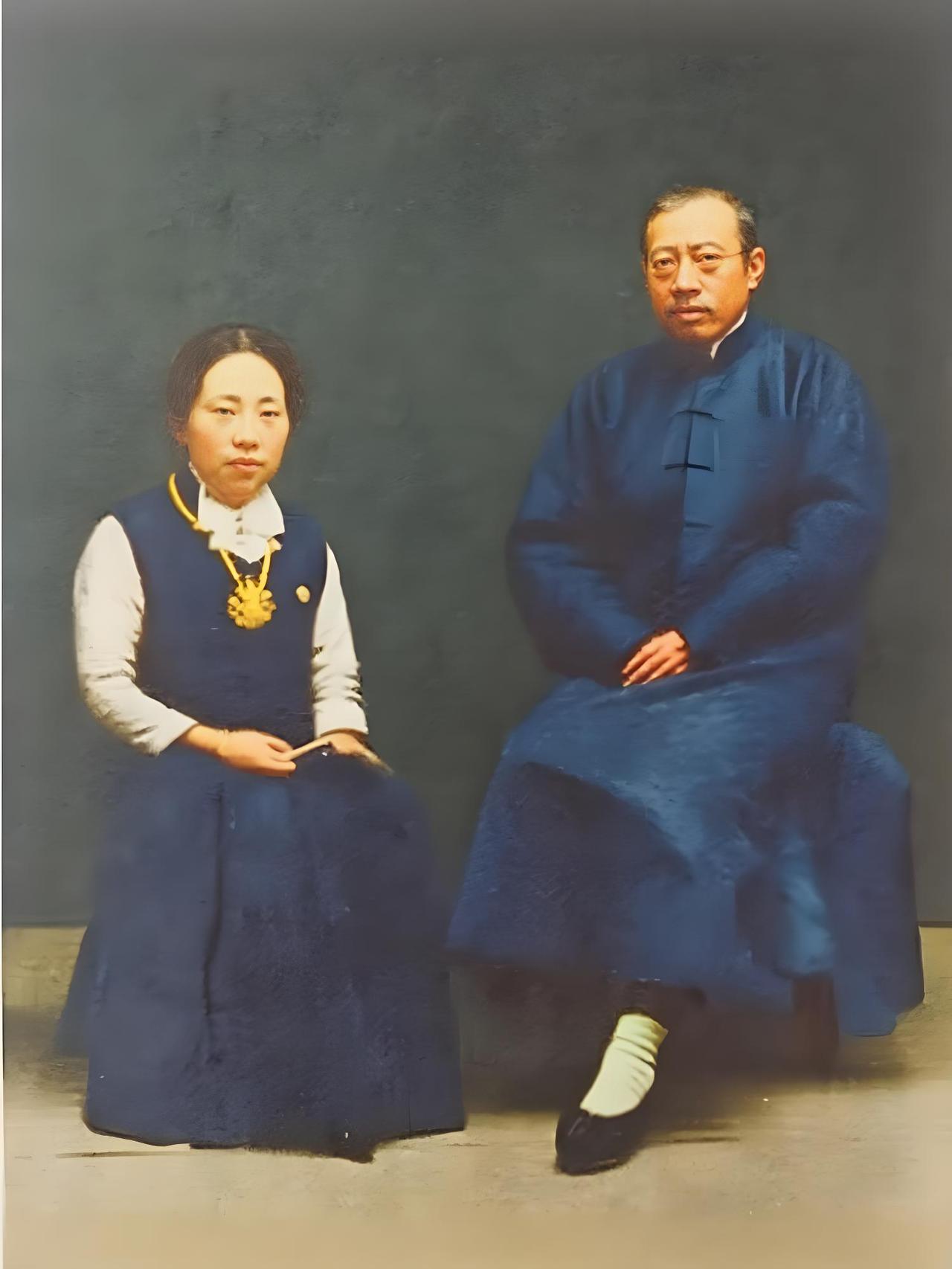 这是严复与他继夫人朱明丽的合影。画面中，严复身着深色长褂，衣襟盘扣规整，下配长裤