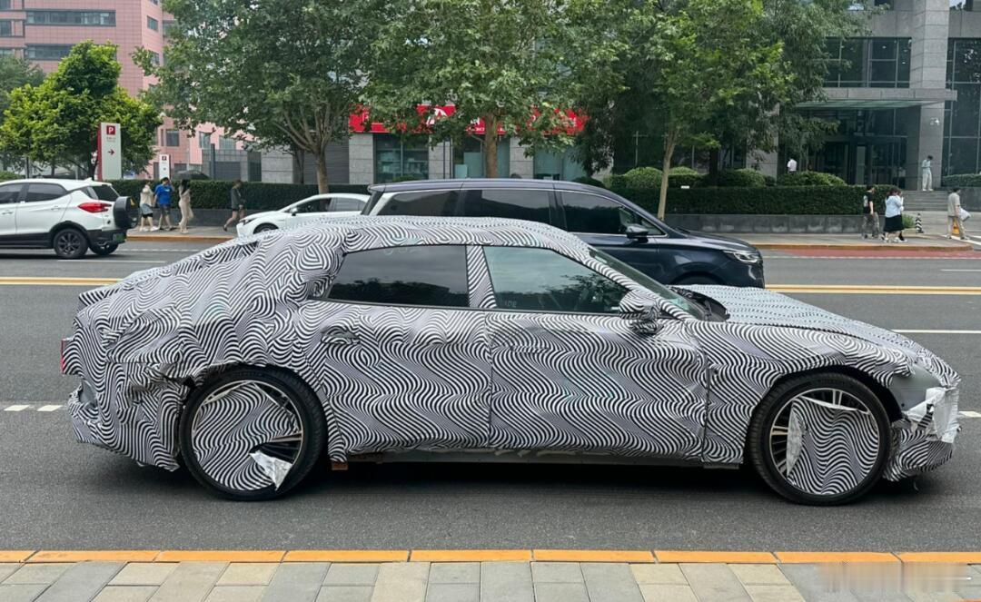 小鹏代号E29的新车底盘照片五连杆，后置toe臂，与G9、P7是一个家族的。 