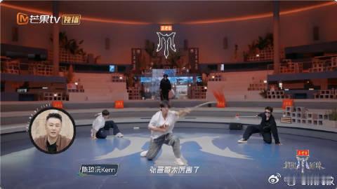 张晋在武术这块的权威性 晋哥武术权威性太顶了！训练室随意比划都超有气场，小考拳拳