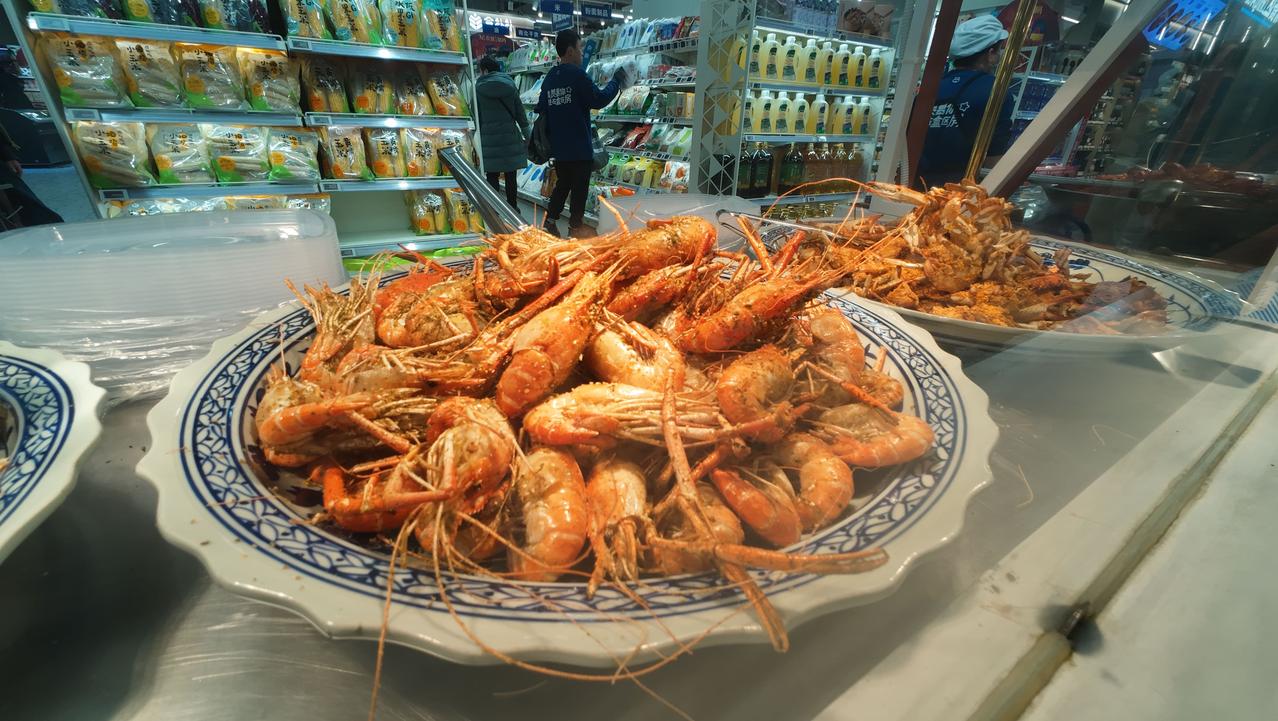 每次逛盒马，都像掉进年轻人的美食游乐场：青花椒生蚝、流心抹茶牛角包、芝士爆浆小龙