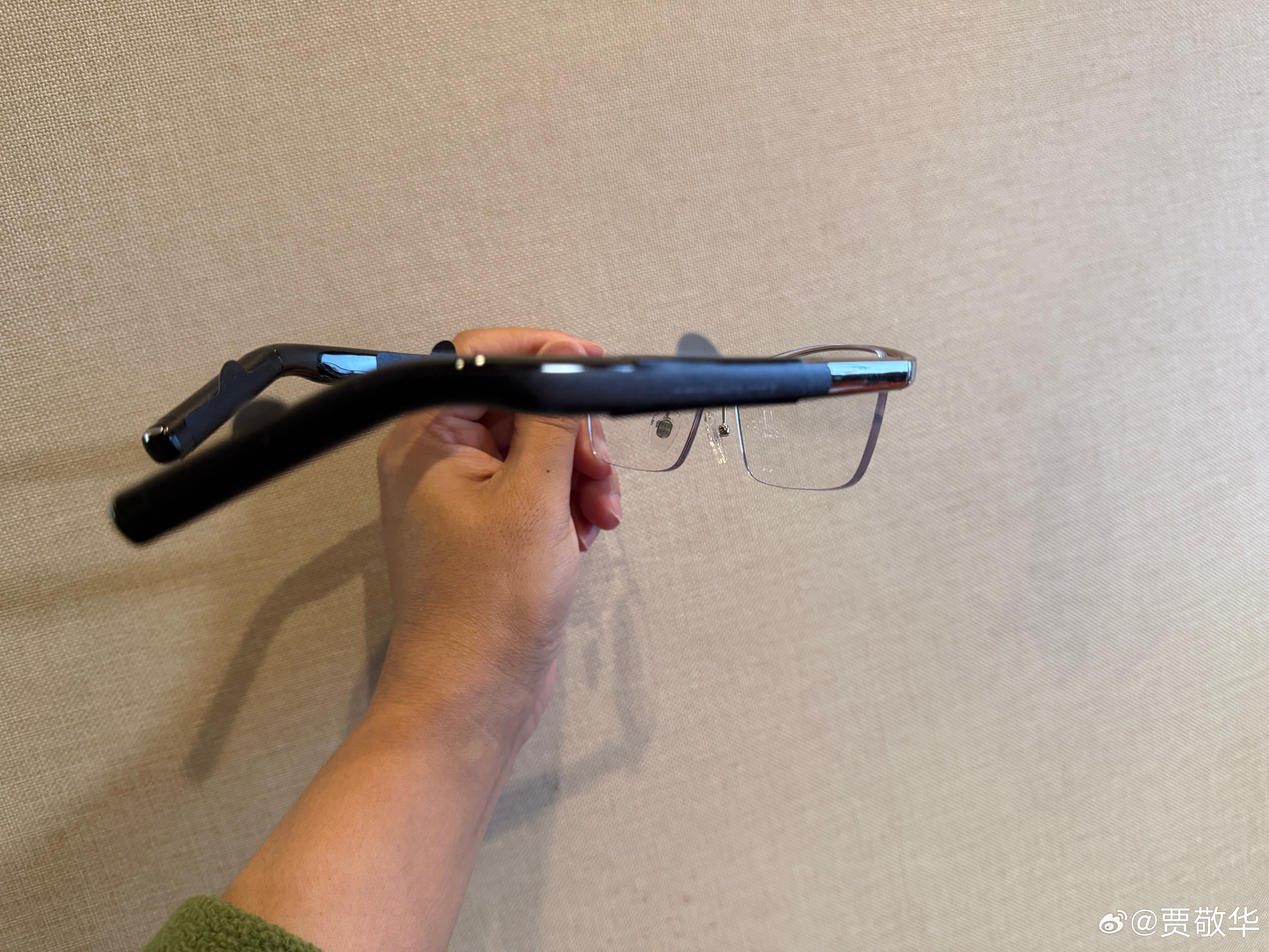 刚拆开奖品的包装，华为眼镜的做工还是很精致的，还不知道怎么用，空闲了研究一下。不