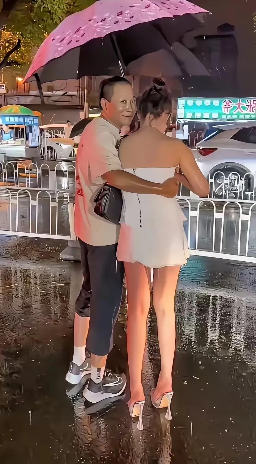 网友:
他凭什么用这邪恶的眼神看着我？[what]