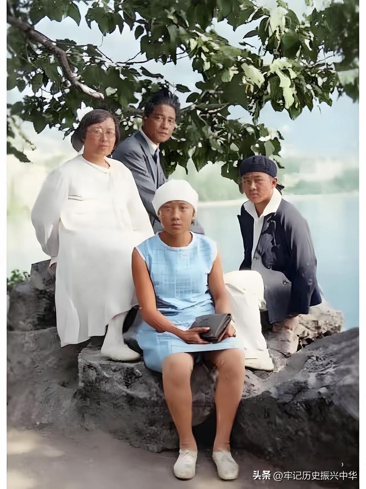 1926年，王家卫一家人在瑞士的合影。
实际上王家卫与妻子陈璧君共同养育了二儿三