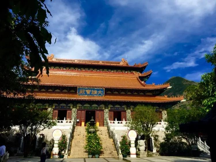 2008年，宝林禅寺大雄宝殿里，有个小偷将观音像上的一串金手链偷走了。一人听到动