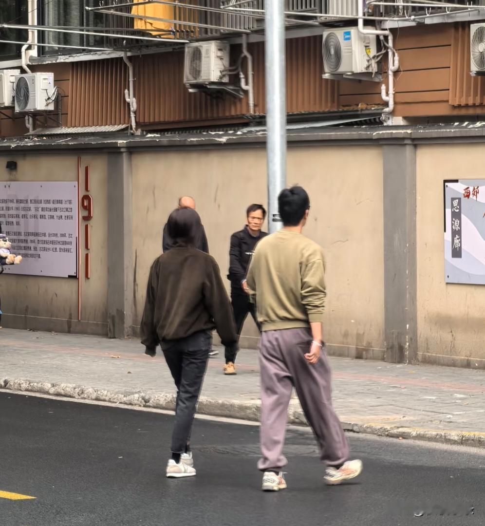 朱亚文和老婆沈佳妮现身上海街头，到学校去接两个女儿放学，夫妻俩穿衣打扮低调，背影