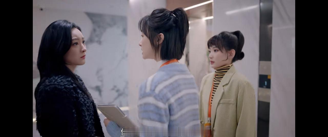 "不要脸！
" 茶水间里，那杯水差点泼到肖格格脸上。
骂人的女同事手刚抬起来，就