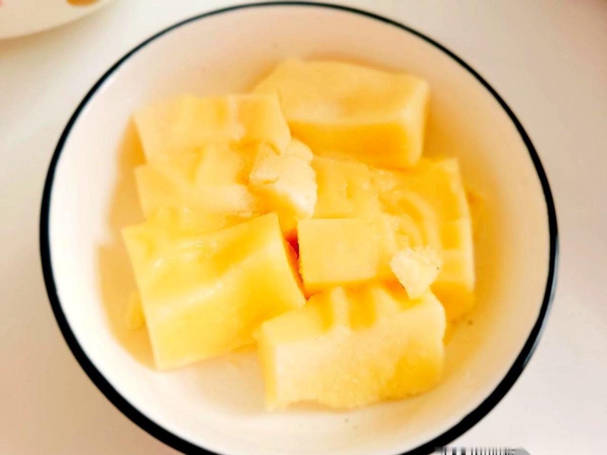 每天把嘴封住16个小时，是我和儿子减肥成功的铁律。
中午的餐桌上，节奏拉得极快。
