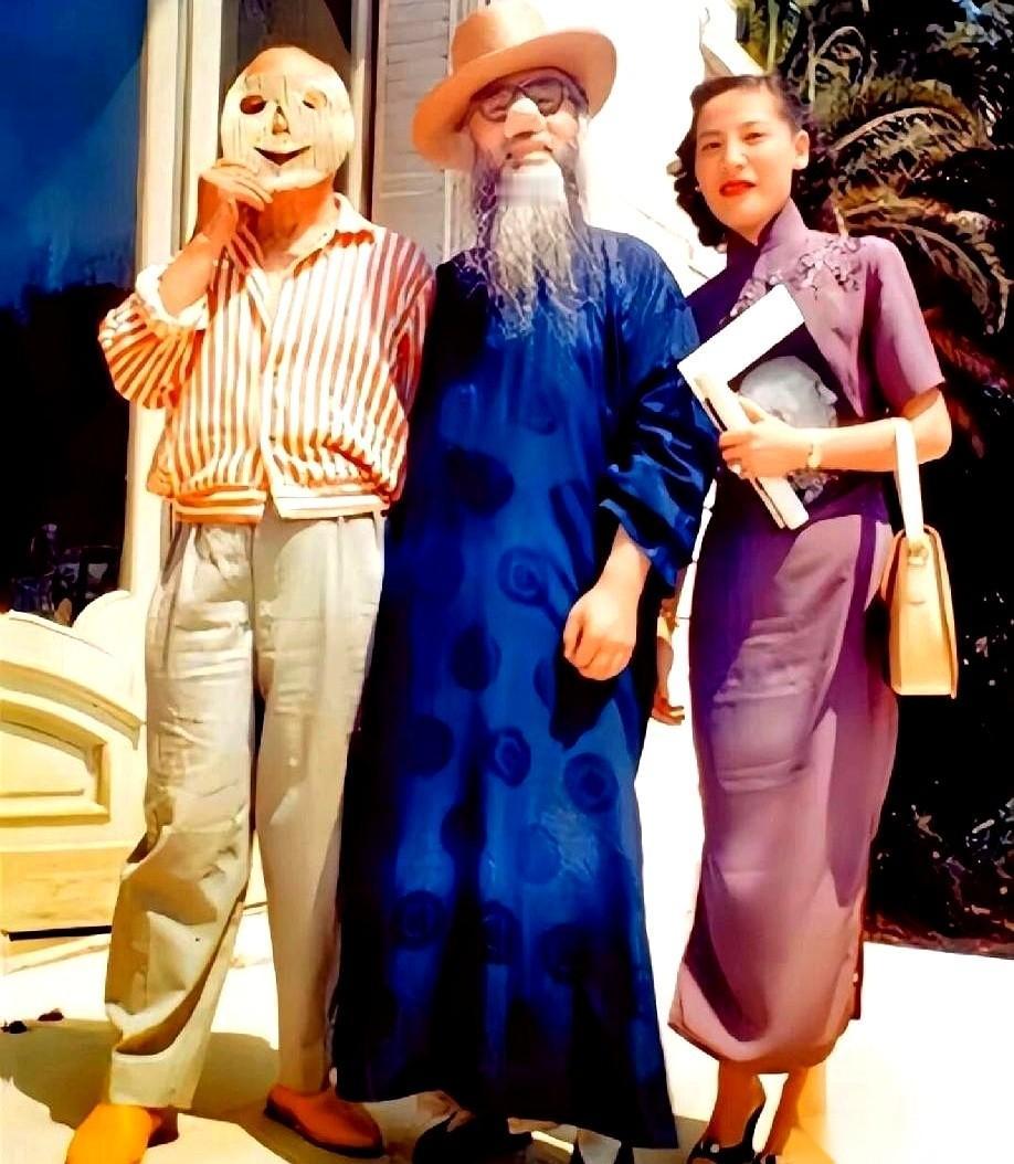 1956年，南法，那间光线昏暗的画室。
57岁的张大千，挽着27岁的妻子，推开门
