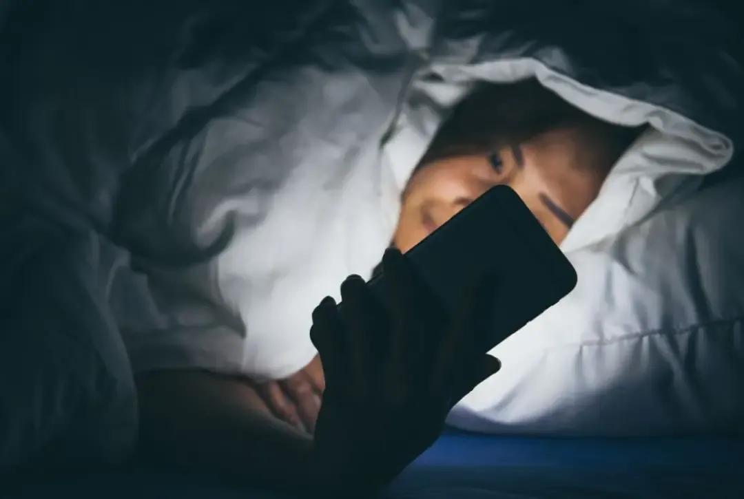 《入睡困难：身体发出的警示信号？》
 
在现代生活中，入睡困难问题普遍，其原因复