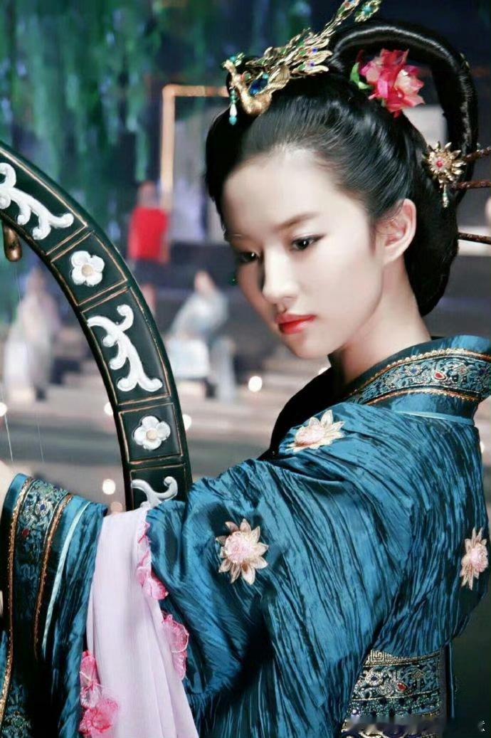 刘亦菲这个绝美弹箜篌造型，现在没有女星能做到这么惊艳吧 ​​​