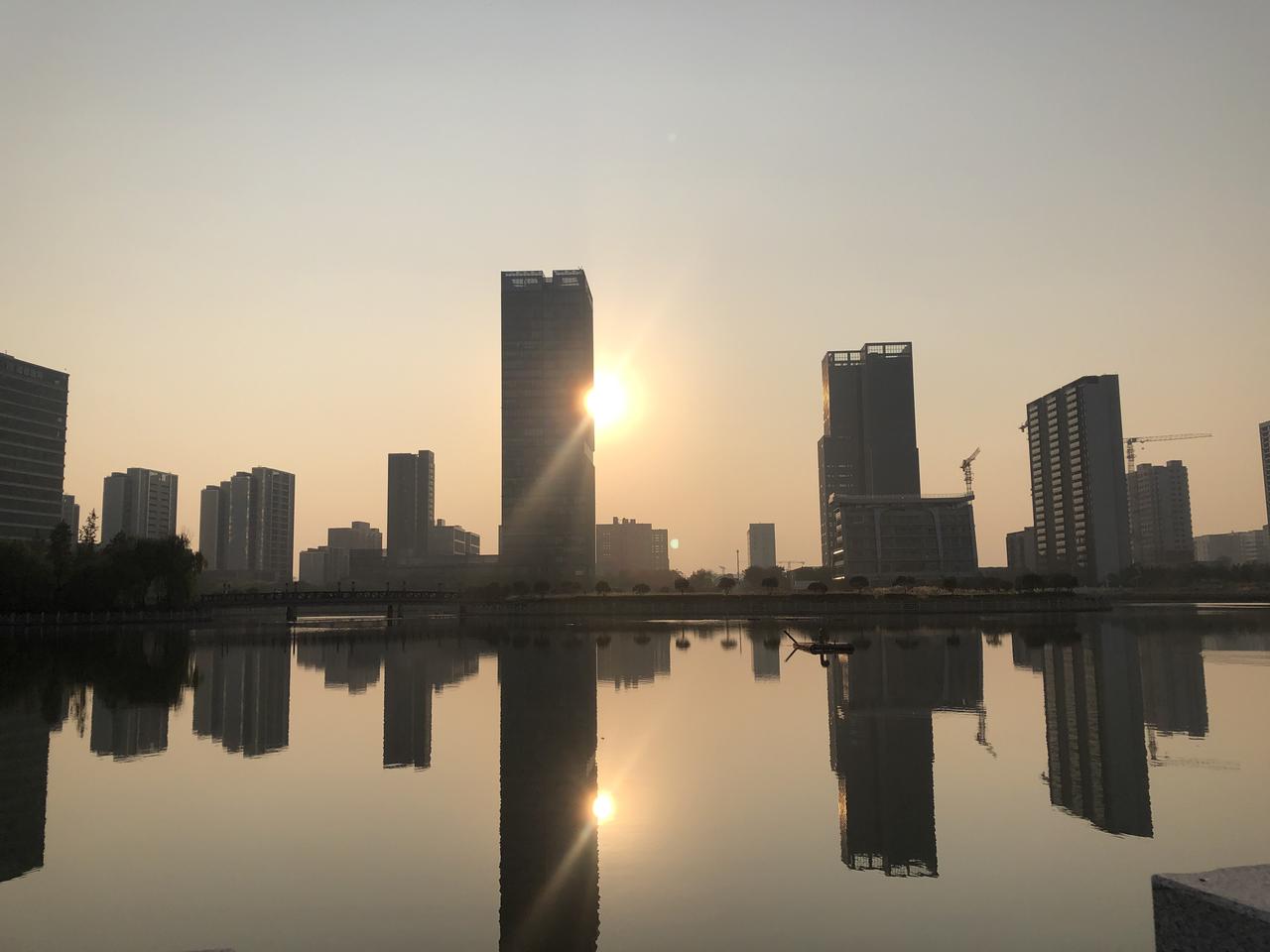 莘庄商务区的春申湖畔，密密麻麻的高楼。周边还在继续建设，湖边步道人很少，可惜这样
