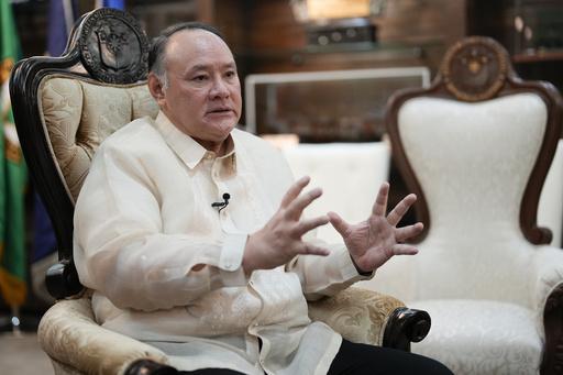 仁爱礁那艘破船还没拖走，菲律宾防长倒先替美国做起了开战的梦。
10月23日，菲律