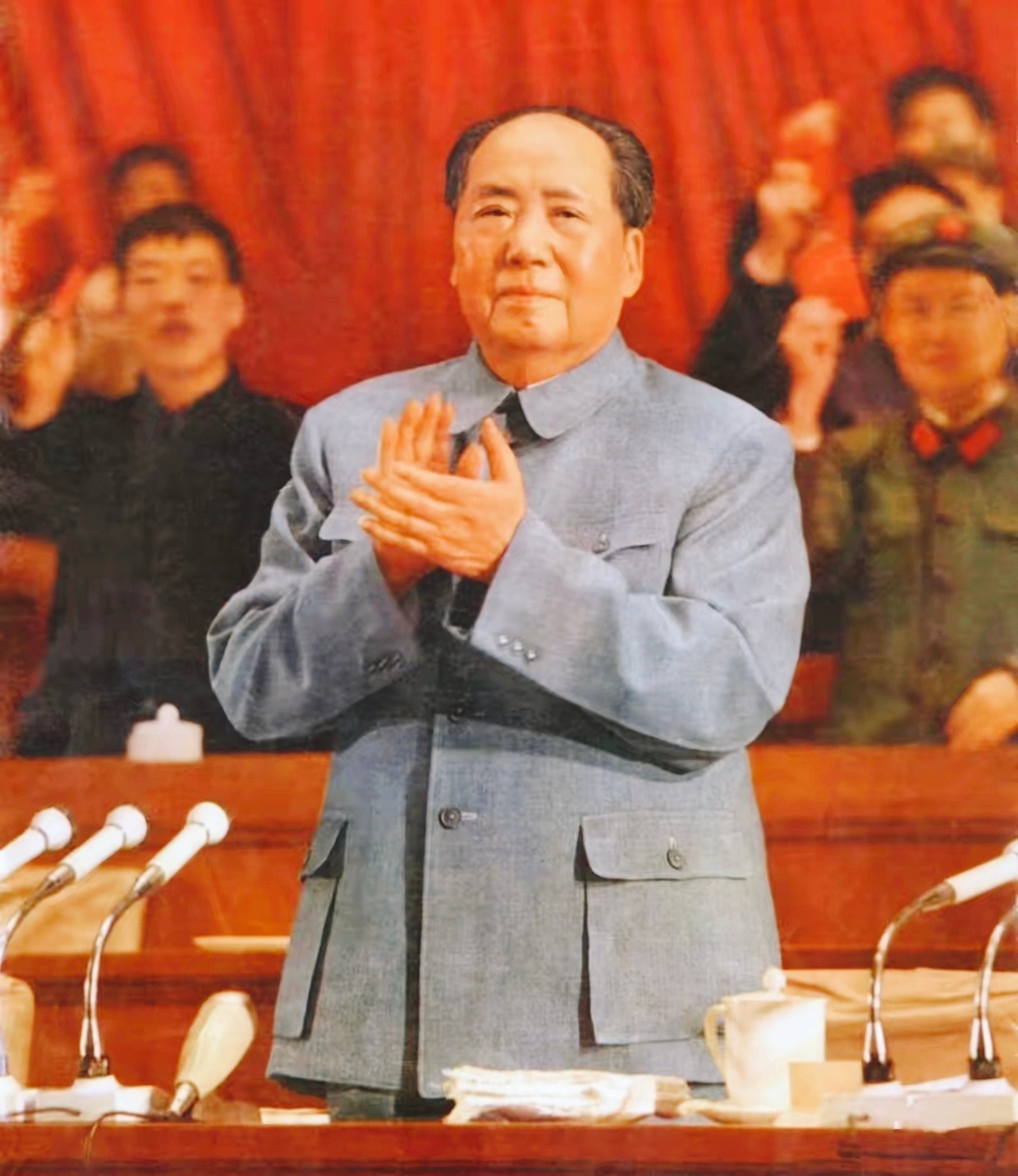 毛主席思想的要义是什么？方向明确！政治上，站在人民大众的大多数一边；全心全意为人