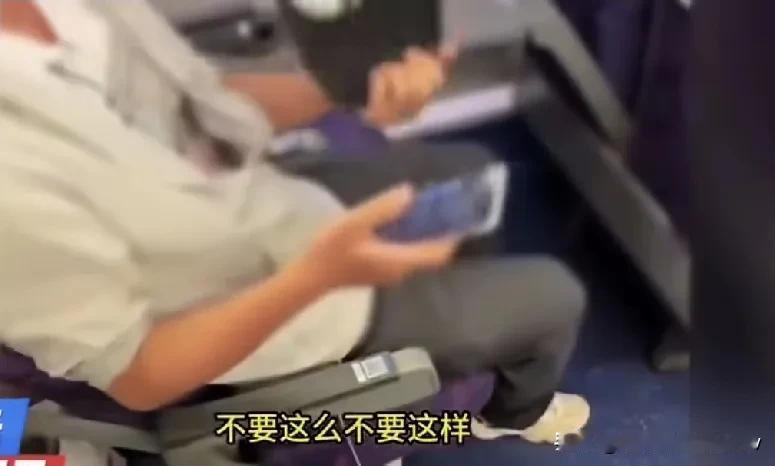 霸座的理直气壮，座位被占却要卑躬屈膝。
女子的座位被一名男子占了，上前理论，
“