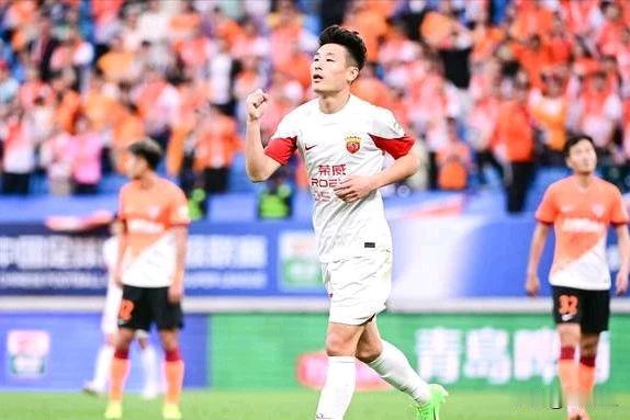 追星！是不是有点过了？青岛海牛球迷拿主队球衣讨要武磊签名。追星武磊可以理解，毕竟