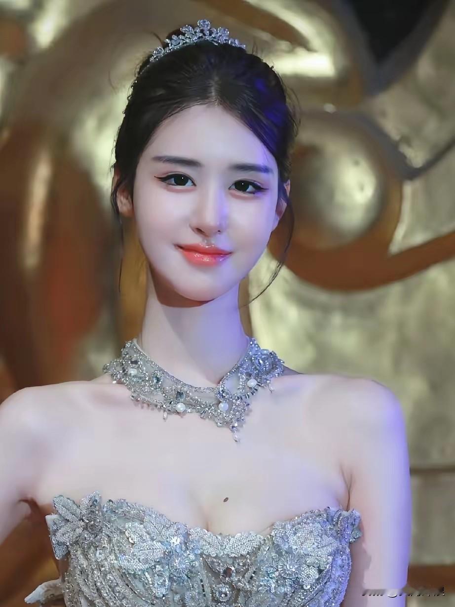 中国美学评论家如此评价模特白欣禾！
这位评论家说
白欣禾的美
可用24个字来概括