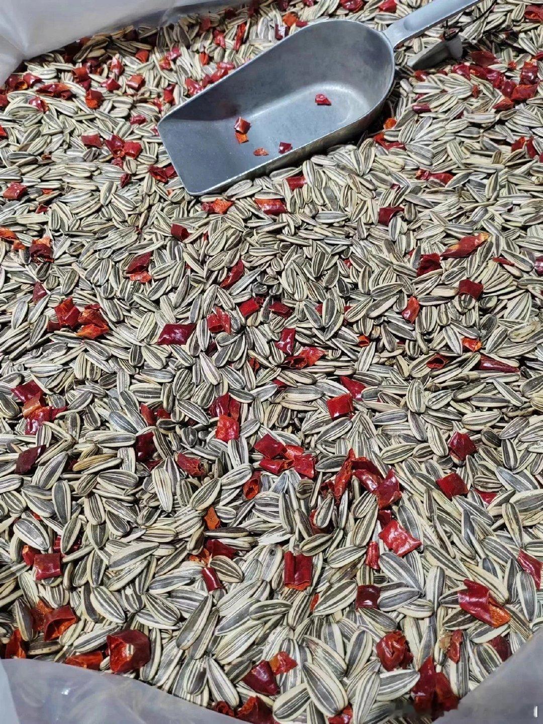 现在的瓜子已经这么潮流了吗[傻眼]辣椒味的、香蕉味的、柠檬味的、菊花味的、陈皮味