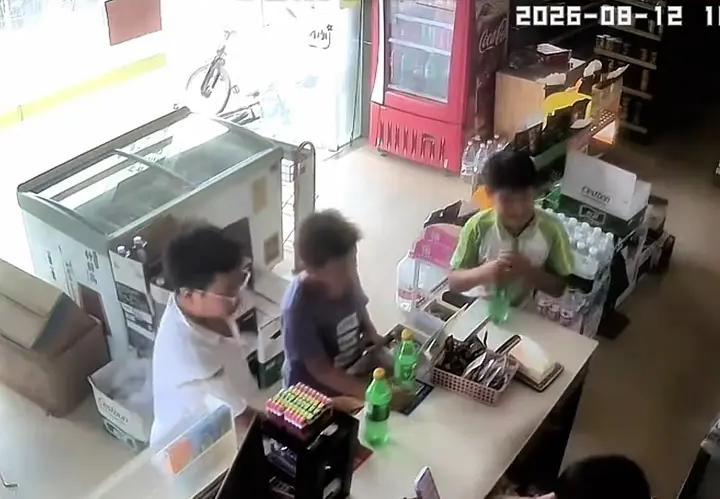 超市老板回应被3名男孩凑钱“赞助”，这是一个既单纯善良又令人心酸的小故事。

3