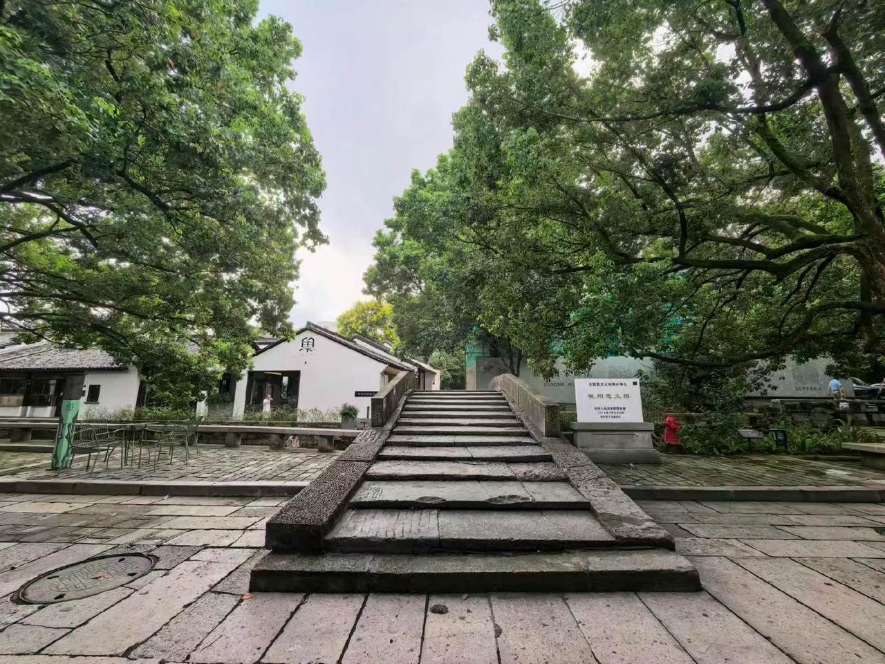 政策解读：无奈的选择
 
本轮房地产新政，是权衡多方利弊之后做出的现实抉择。房企