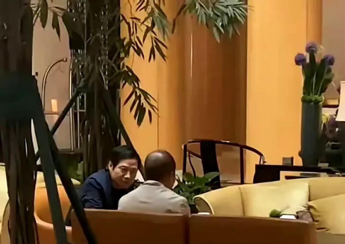 小米雷总和华为徐志军被拍到在一起聊天，然后还有王腾去华为门店学习，难不成华为和小