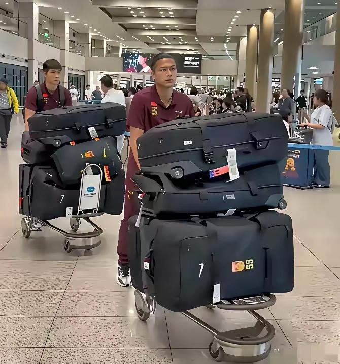 搞笑内涵图[超话] 中国男足因为行李箱登上了新闻首页，网友们都好奇箱子里究竟装的
