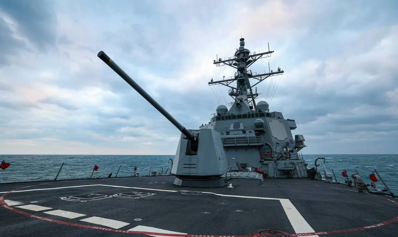 美国海军又跳出来刷存在感了。美国海军第七舰队发布声明称，今天，美国海军约翰·菲恩