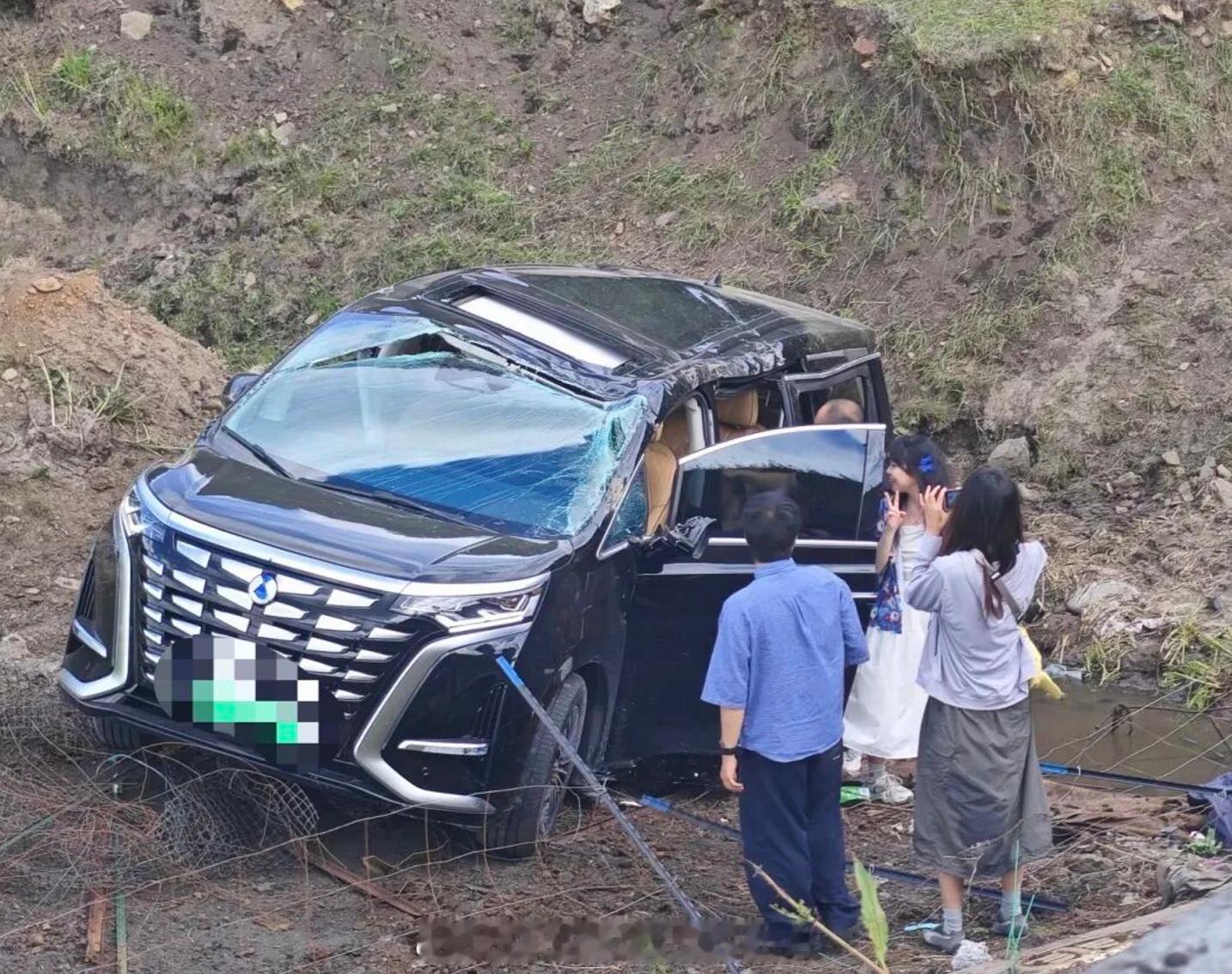 近日，一辆腾势D9从路面滚入深坑，车辆外观看着吓人，明显就是翻滚了好几圈，abc