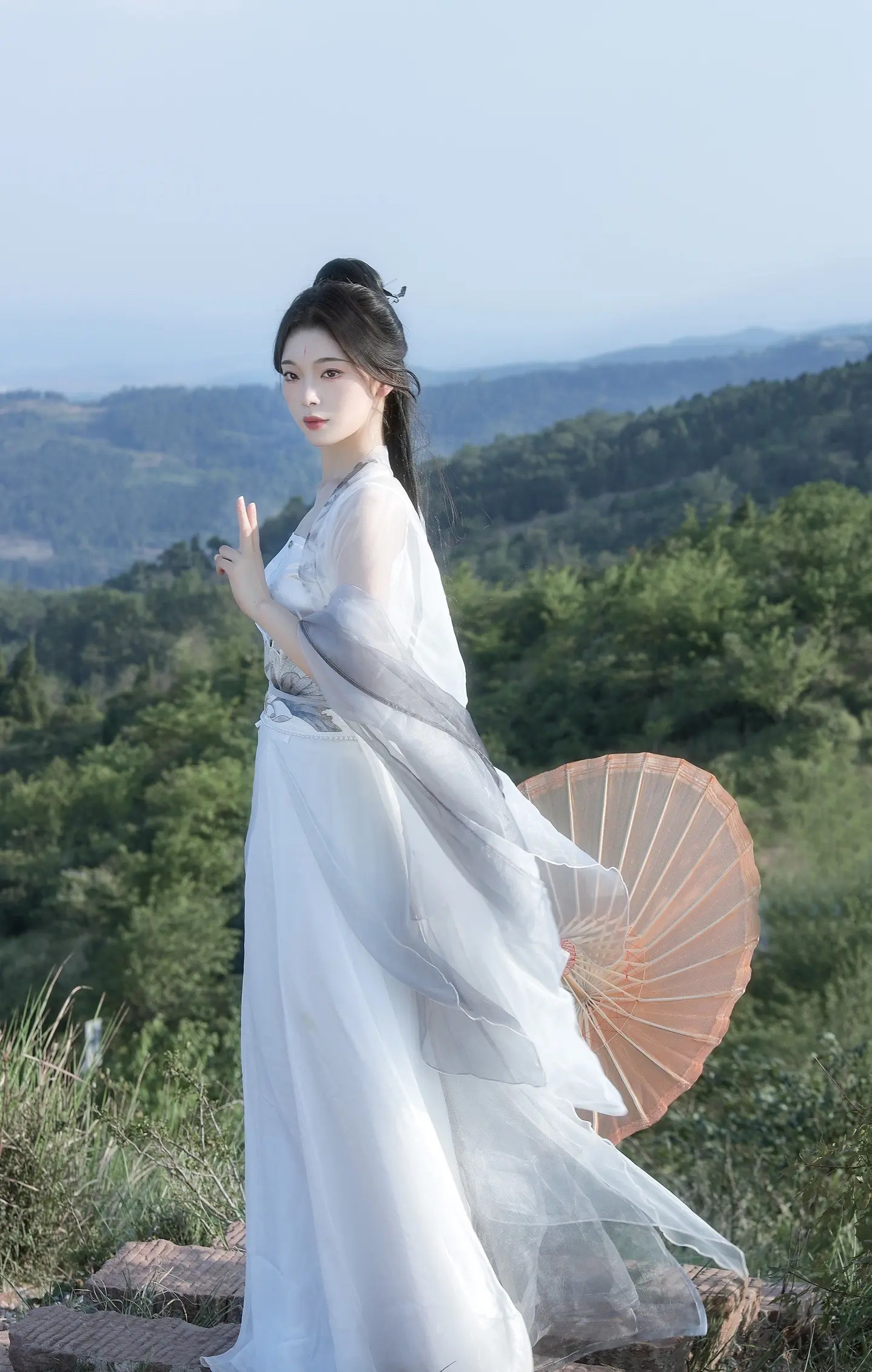 师兄，我已经不是当年那个跟在你身后哭鼻子的小姑娘了，自你叛离剑门宗，我们注定是敌人。