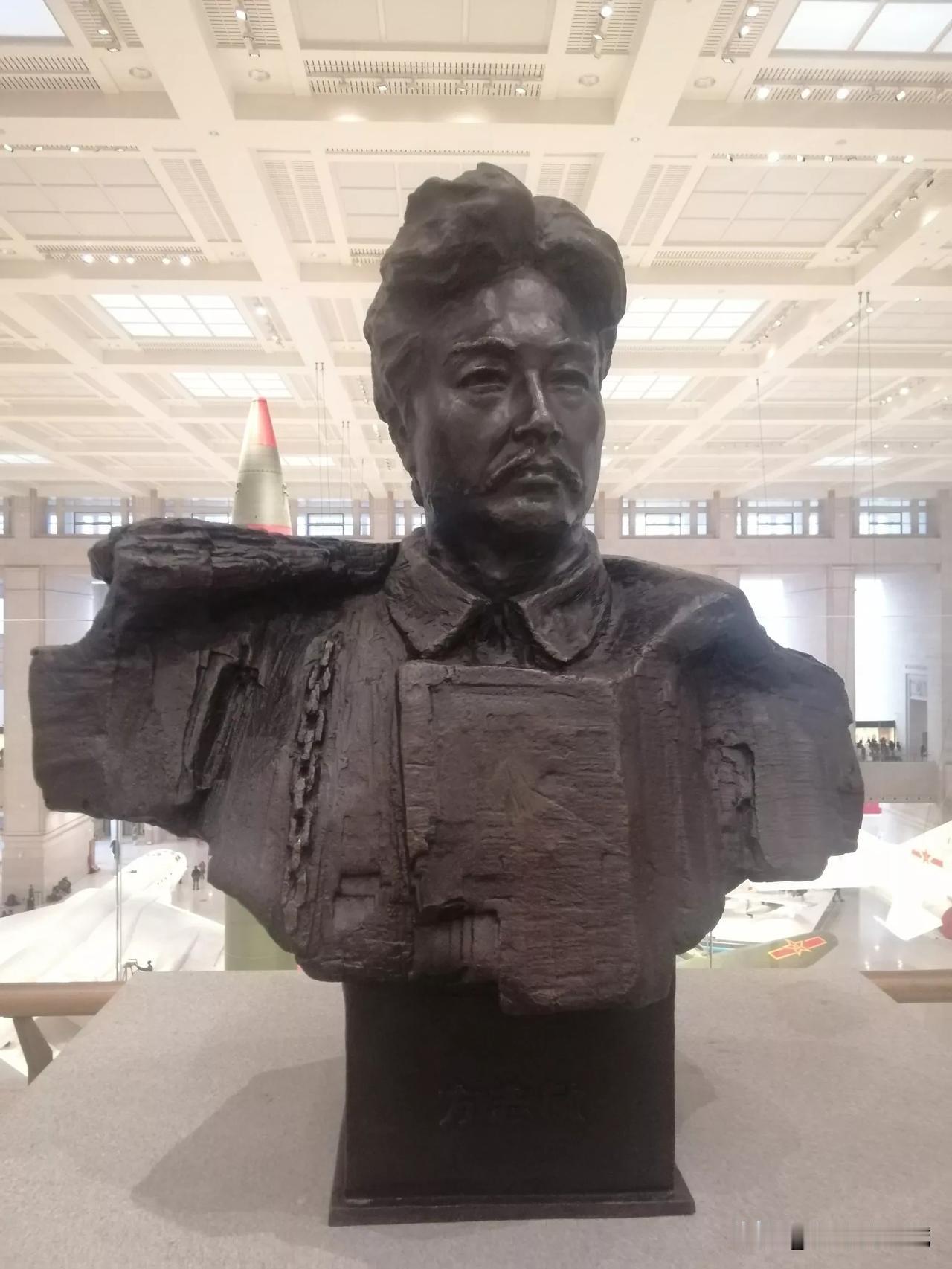 方志敏（1899—1935）！
江西人
杰出的无产阶级革命家
红十军团的缔造者