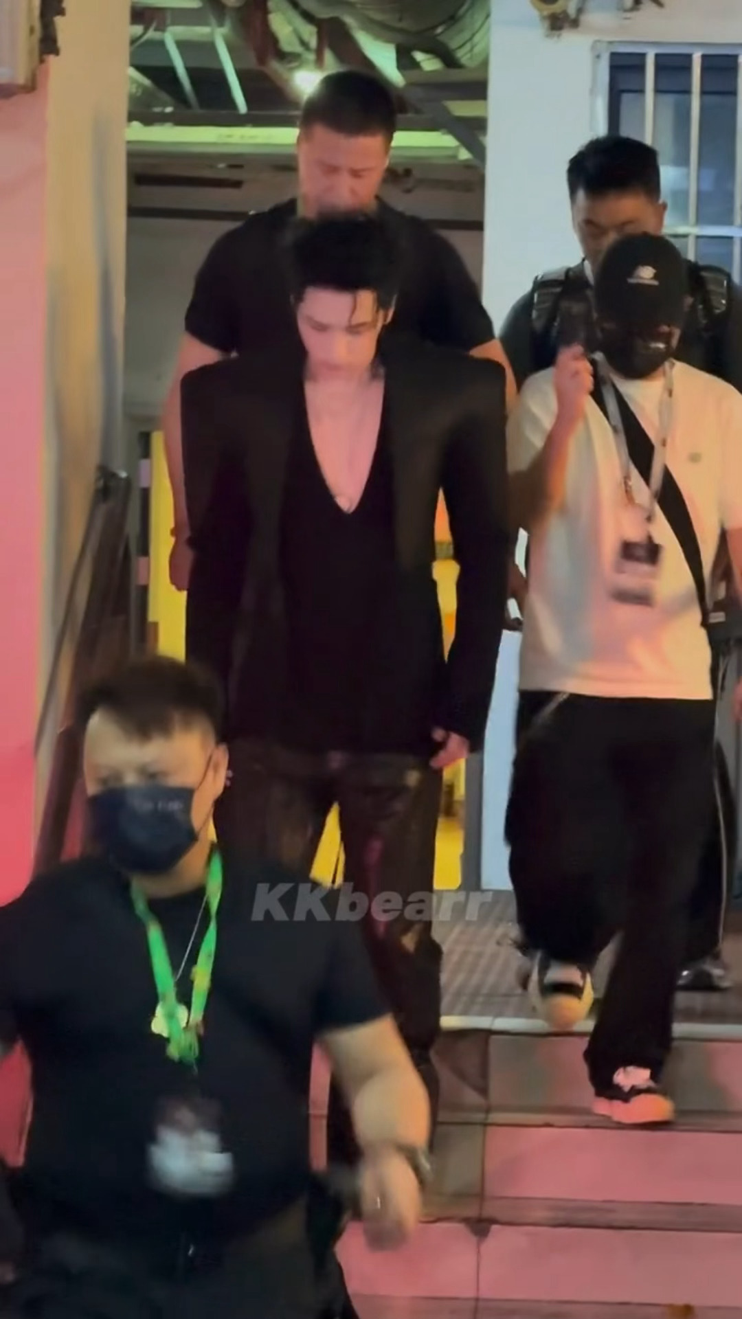 唉呀妈呀严浩翔这个双开门深v😍严浩翔双开门深v造型 ​​​