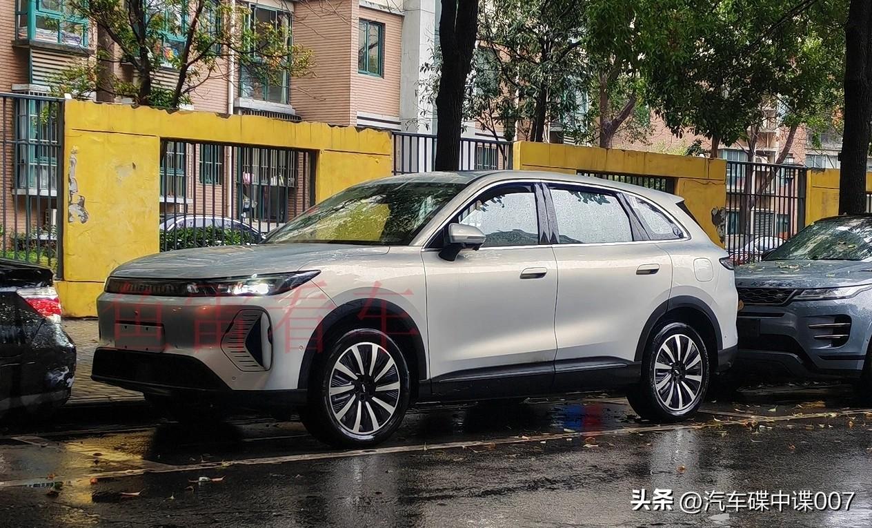 奇瑞风云T8路试车曝光，看来离上市不远啦！此前，奇瑞风云A8L、风云A9L等车型