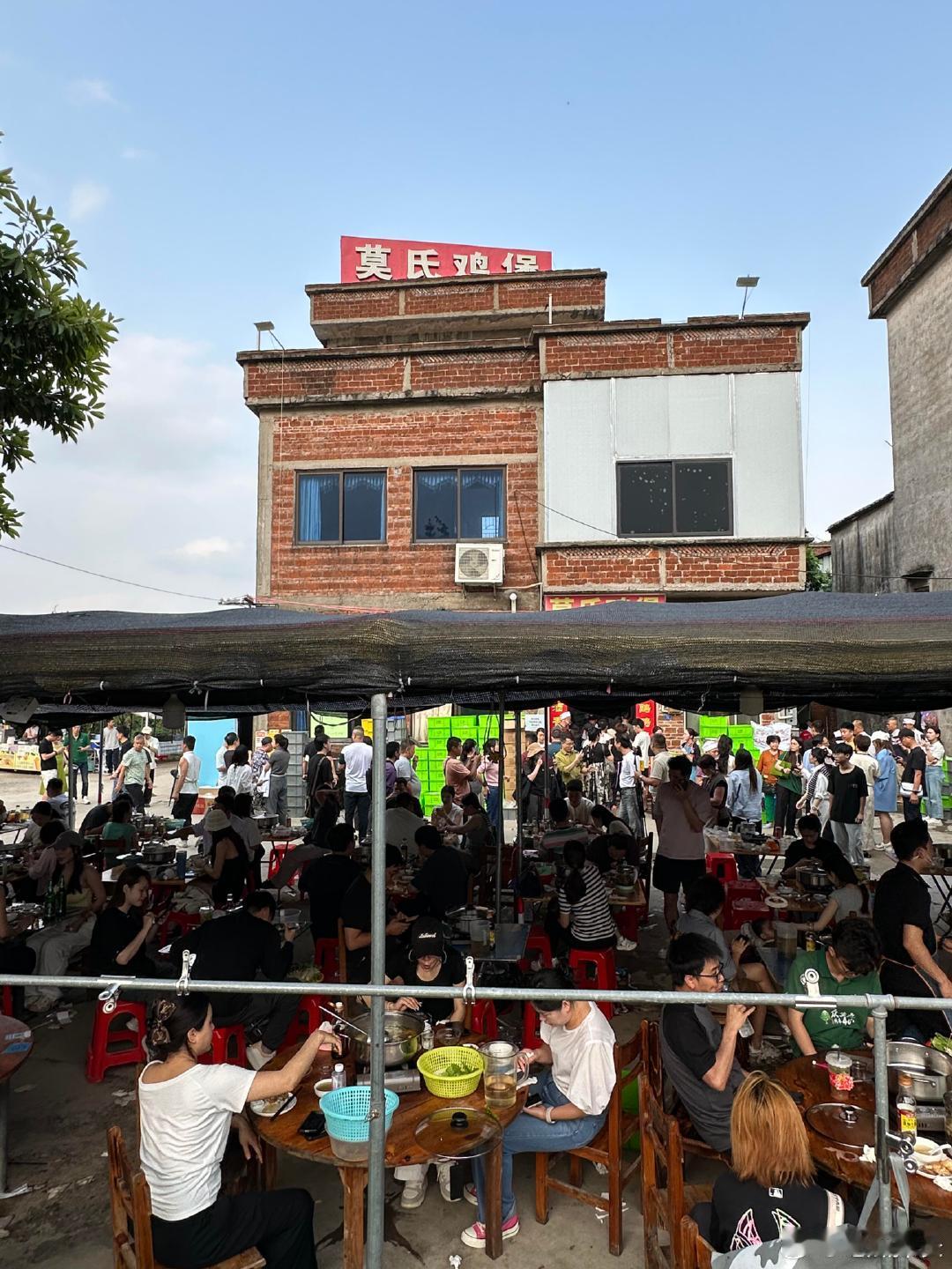 莫氏鸡煲五一仍爆满 有食客凌晨就跑去占位，说早点来才能拿到靠前的号。还有从外地专