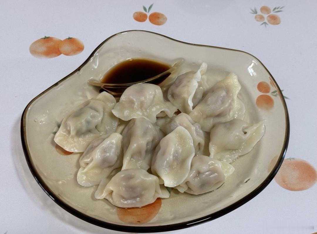 今天冬至，吃饺子啦～我爱吃鲜虾肉的，女朋友爱吃韭菜鸡蛋的，每次还得包两种馅[允悲