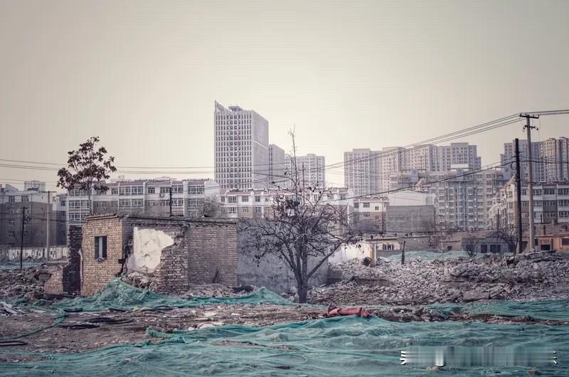 不管什么，楼市里面都是一些人会成为代价。
就比如说。
2015年棚改拆迁之前，没