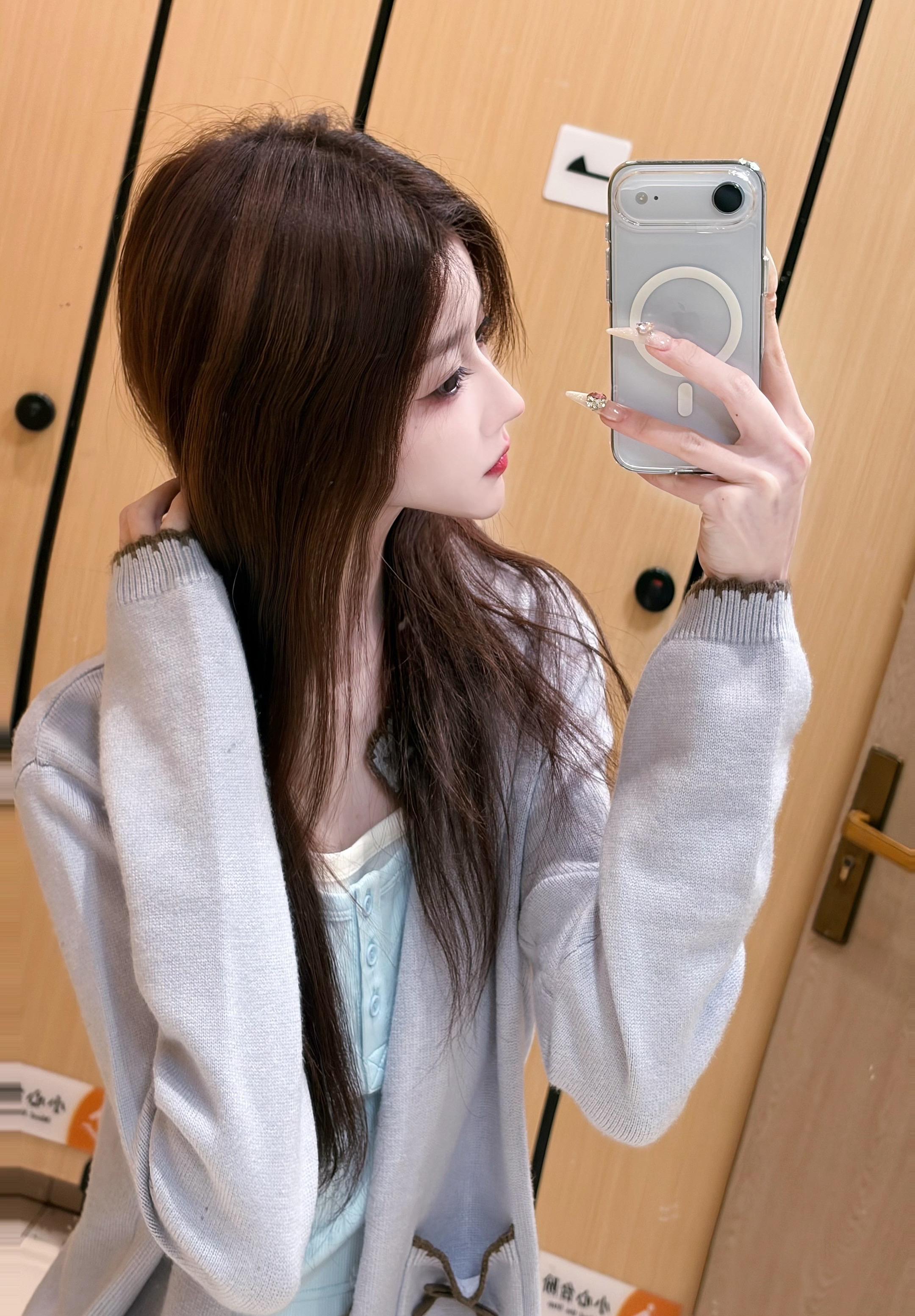 你说话淡淡的 闻起来淡淡的 声音也淡淡的 但是在这人潮的颜色洪流里 你...