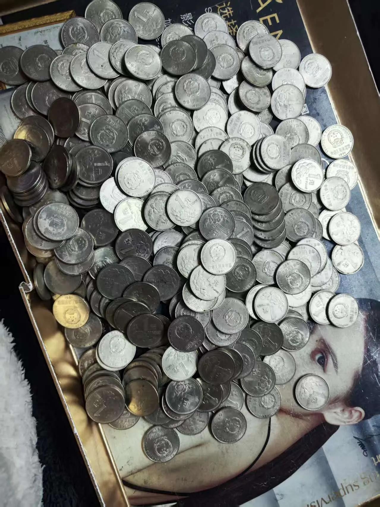 有人在卖一堆的老硬币，认真看了下，全部都是1991年的牡丹一元，看来卖家应该也是