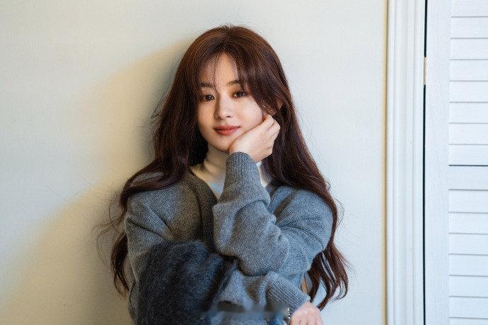 赵丽颖溢出屏幕的生命力 无需过多修饰，一个笑容就足够动人。赵丽颖的状态之所以这么