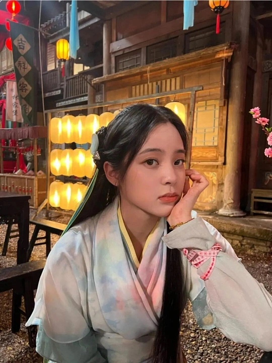 欧阳娜娜古装欧阳娜娜这身元宵粉调古装真的美到失语！淡雅柔粉的襦裙，配精致的花饰金