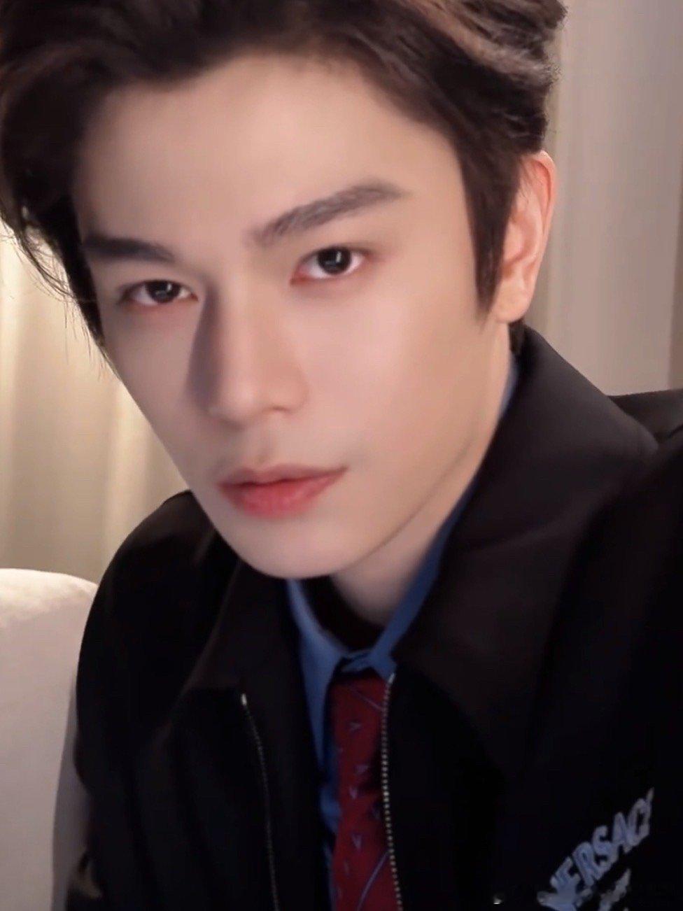 丁禹兮孟子义都没舍弃左脸拍照 丁禹兮孟子义左脸剧宣一个好玩的发现，剧宣物料当中，